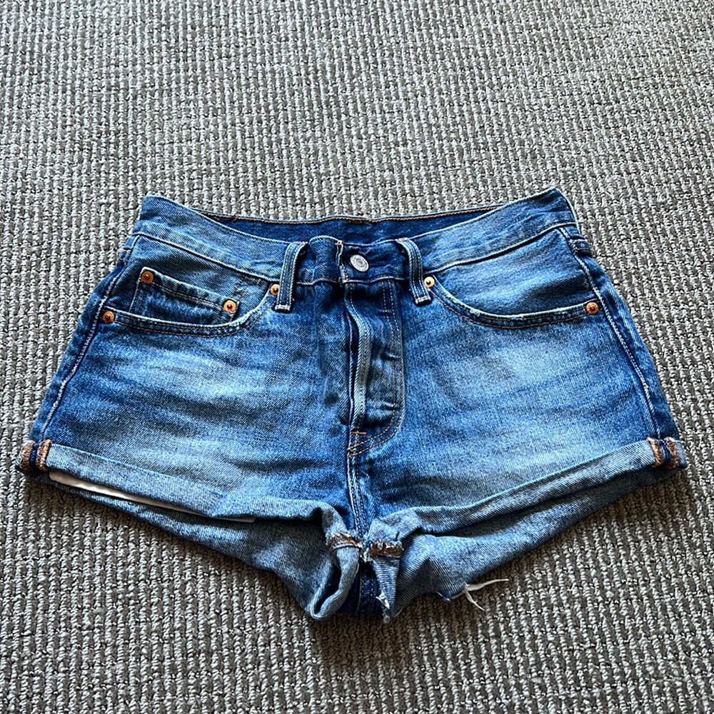 Levi’s high waist button fly denim shorts size 27